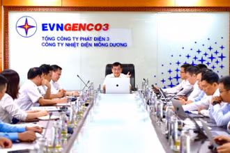 Ông Lê Văn Danh, Tổng Giám đốc EVNGENCO3 chủ trì buổi làm việc với lãnh đạo Nhà máy Nhiệt điện Mông Dương 1.