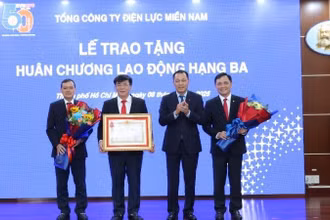 EVNSPC đón nhận Huân chương Lao động hạng Ba vì thành tích xuất sắc trong việc triển khai các dự án cấp điện miền núi, hải đảo và hoàn thành công trình đường dây 220kV Kiên Bình-Phú Quốc. (Ảnh: EVNSPC)