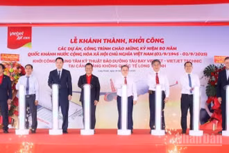 Các đại biểu nhấn nút khởi công dự án.