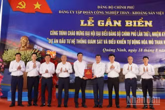 Đồng chí Nguyễn Đức Phong, Phó Bí thư Đảng ủy Chính phủ trao Quyết định và Chứng nhận công trình chào mừng Đại hội đại biểu Đảng bộ Chính phủ lần thứ I, nhiệm kỳ 2025-2030 cho lãnh đạo Đảng ủy Công ty Than Khe Chàm.
