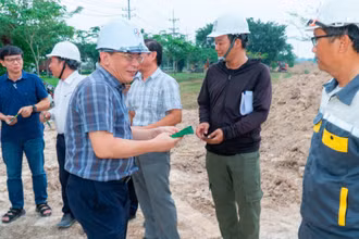 Chủ tịch Hội đồng thành viên EVNSPC Lê Văn Trang thăm và động viên cán bộ, kỹ sư, công nhân thi công tại dự án điện dịp Lễ 30/4 và 1/5.