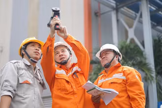 Công nhân EVNCMC kiểm tra thiết bị điện để bảo đảm nguồn điện vận hành thông suốt. 