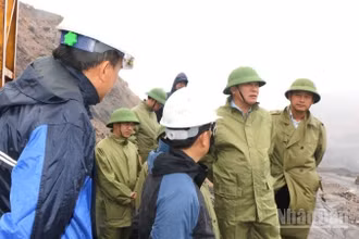 Tổng Giám đốc TKV Vũ Anh Tuấn (thứ 2 từ phải sang) kiểm tra công tác ứng phó bão số 3 tại các đơn vị khai thác than vùng Quảng Ninh.