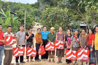 Siêu thị GO! Vinh, thuộc Tập đoàn Central Retail Việt Nam đã chuẩn bị 200 phần quà cứu trợ thiết yếu trao cho người dân vùng lũ Nghệ An.