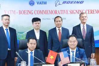 Ông Lê Hoàng Minh, Chủ tịch Hội đồng thành viên VATM và ông Malcom An3, đại diện Tập đoàn Boeing ký Biên bản ghi nhớ hợp tác nghiên cứu.