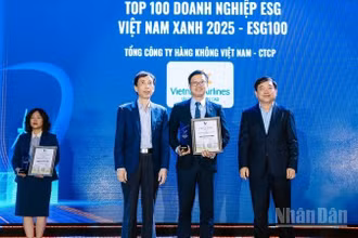 Tiến sĩ Võ Trí Thành, Giáo sư, Tiến sĩ Trần Thọ Đạt trao giải Tốp 100 ESG Việt Nam Xanh 2025 cho đại diện Vietnam Airlines.