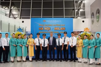 Phi hành đoàn của chuyến bay khai trương Hà Nội-Milan.