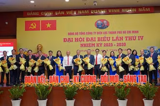 Ban Chấp hành Đảng bộ Tổng Công ty Điện lực Thành phố Hồ Chí Minh ra mắt Đại hội. (Ảnh: EVNHCMC)