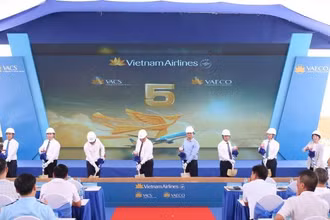 Các đại biểu thực hiện nghi thức khởi công 2 dự án hạ tầng tại Cảng Hàng không quốc tế Long Thành.