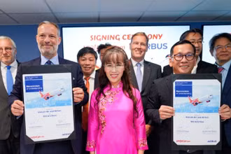Ông Đinh Việt Phương, Tổng Giám đốc Vietjet (phải) và ông Benoît de Saint-Exupéry, Phó Chủ tịch cấp cao phụ trách Kinh doanh máy bay thương mại của Airbus (trái) trao thỏa thuận đặt hàng 100 máy bay A321neo mới.