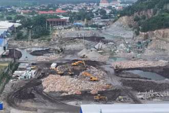 Hiện trường khai thác trái phép khoáng sản (Ảnh: Công an cung cấp)