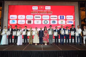 Đại diện EVNHCMC nhận Chứng nhận top 10 doanh nghiệp tiêu biểu ASEAN 2025. (Ảnh: Ban tổ chức cung cấp)