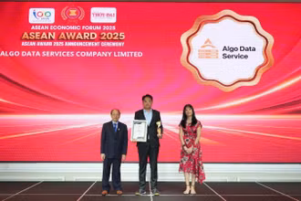 Ông Lê Quang Minh (đứng giữa), nhà sáng lập ALGO Data Service nhận giải thưởng vinh danh Top 10 doanh nghiệp tiêu biểu ASEAN 2025.
