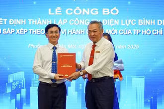 Bí thư Đảng ủy EVNHCMC Phạm Quốc Bảo (phải) trao quyết định thành lập công ty Điện lực Bình dương (trực thuộc EVNHCMC) tại buổi lễ.