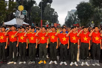 Nhân dân Thành phố Hồ Chí Minh chào cờ và hát Quốc ca tại Lễ Thượng cờ trực tuyến (Ảnh: QUANG QUÝ)