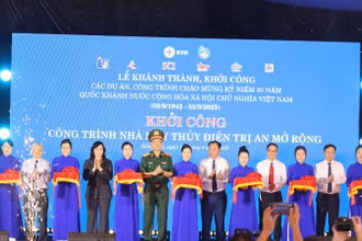 Các đại biểu cắt băng lễ khởi công công trình nhà máy thuỷ điện Trị An mở rộng.