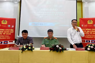 Đại diện Ban tổ chức thông tin về giải đấu tại buổi họp báo. 