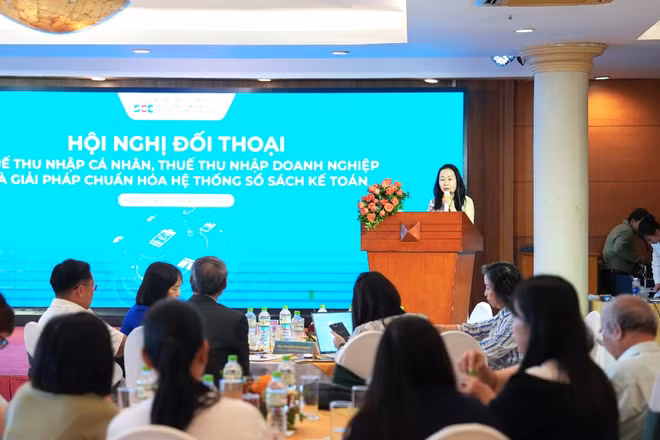 Hội nghị đối thoại về thuế thu nhập cá nhân, thuế thu nhập doanh nghiệp và chuẩn hóa sổ sách kế toán. (Ảnh: KHÔI MINH)
