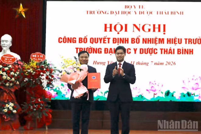 Thứ trưởng Thường trực Bộ Y tế Vũ Mạnh Hà trao Quyết định bổ nhiệm Hiệu trưởng trường Đại học Y Dược Thái Bình cho Nhà giáo ưu tú, Phó Giáo sư, Tiến sĩ Nguyễn Duy Cường.