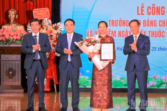Đại diện Bộ Y tế trao Quyết định công nhận Trường cao đẳng Y tế Thái Bình đạt chất lượng cao.