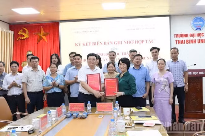 Quang cảnh buổi ký kết.