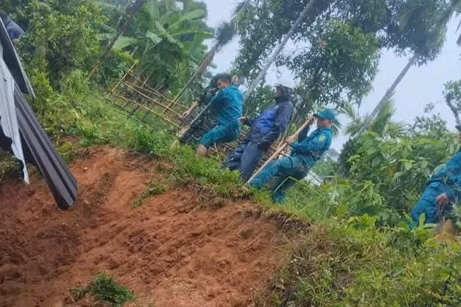 Khu vực sạt lở tại gia đình bà Nguyễn Thị Bé, nóc Ông Phẩm, thôn 1, xã Trà Giáp. (Ảnh: Bộ Chỉ huy Quân sự thành phố cung cấp)