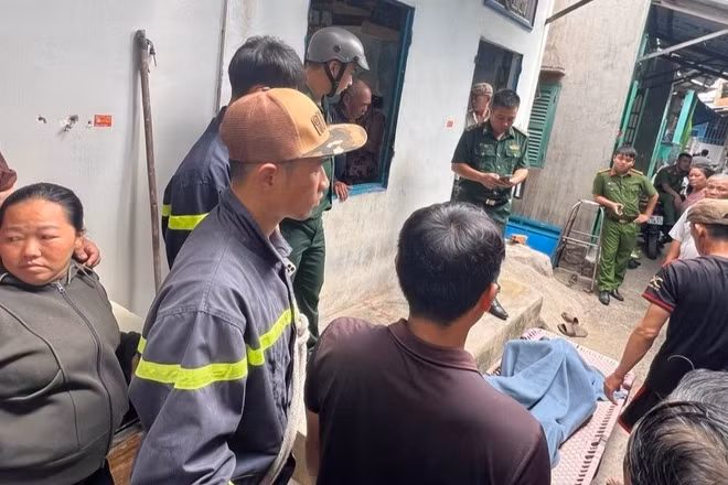Nạn nhân được lực lượng mang về bàn giao cho gia đình. (Ảnh: Công an cung cấp)