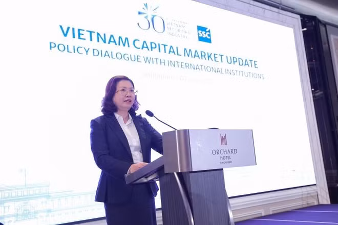 Bà Vũ Thị Chân Phương, Chủ tịch Ủy ban Chứng khoán Nhà nước phát biểu tại Tọa đàm.
