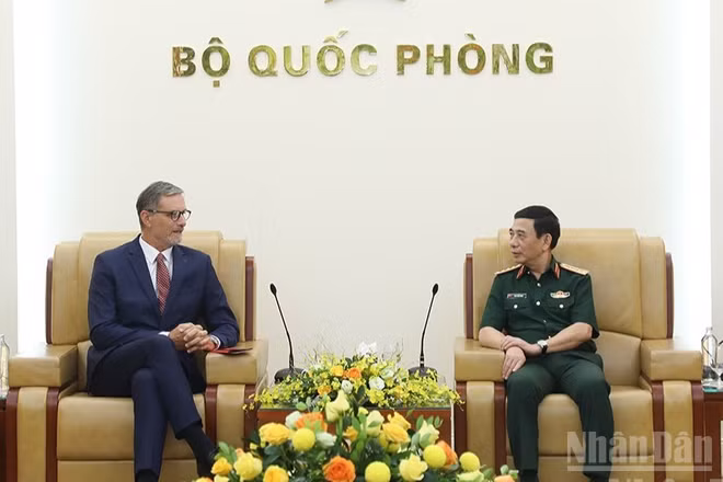 Đại tướng Phan Văn Giang tiếp Đại sứ Olivier Brochet.