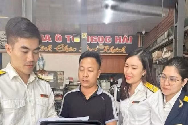 Công chức thuế tỉnh Hà Tĩnh hướng dẫn người dân hoàn thiện thủ tục chấm dứt hiệu lực mã số thuế, góp phần chuẩn hóa dữ liệu người nộp thuế và tháo gỡ vướng mắc trong thực hiện thủ tục hành chính.