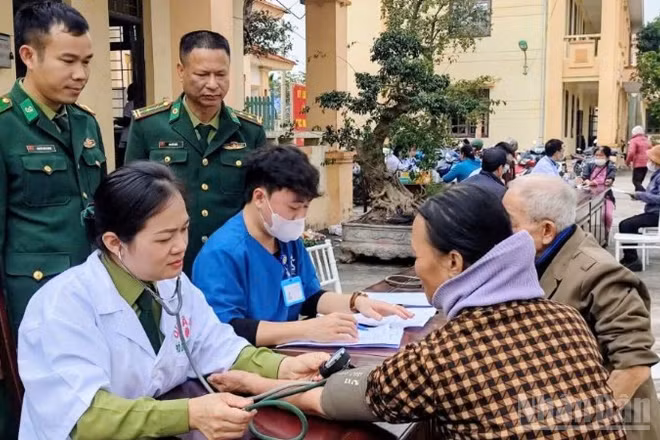 Lực lượng Bộ đội Biên phòng tỉnh Hưng Yên khám bệnh, phát thuốc miễn phí cho người dân vùng biên giới biển.