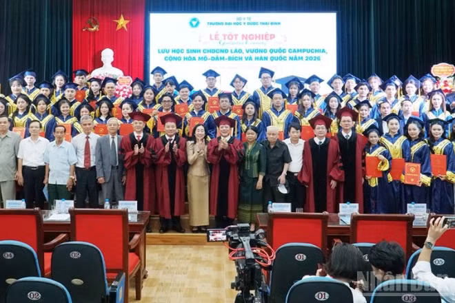Các lưu học sinh chụp ảnh kỷ niệm với lãnh đạo nhà trường.