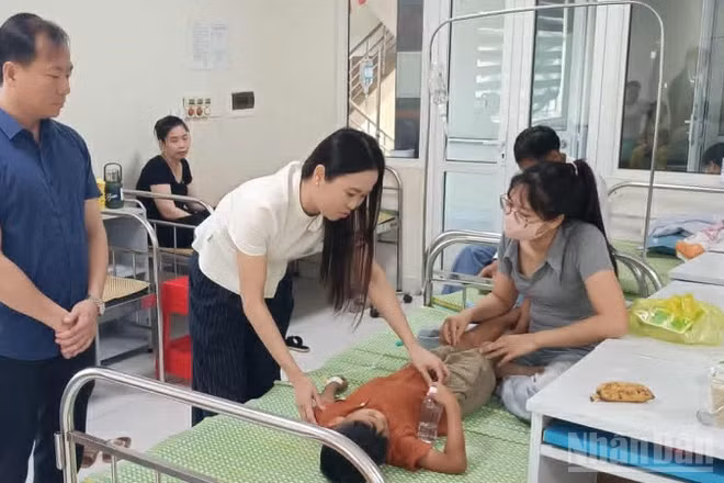 Lãnh đạo Sở Giáo dục và Đào tạo tỉnh Hưng Yên thăm hỏi, động viên các trường hợp nhập viện điều trị.