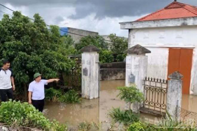 Lãnh đạo xã Tân Thuận (tỉnh Hưng Yên) kiểm tra lũ tại khu vực trạm bơm Bách Thuận, thôn Thượng Xuân.