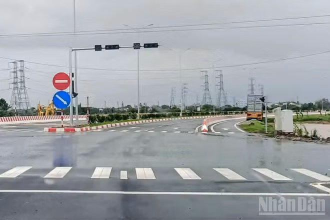 Đơn vị thi công đã xây dựng nút giao có đèn tín hiệu tại khu vực xã Tân Thuận (tỉnh Hưng Yên) theo đề nghị, nguyện vọng của nhân dân.