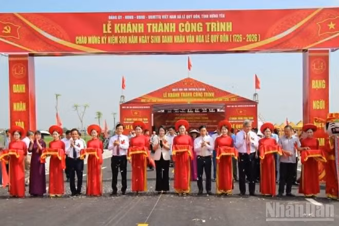 Các đại biểu thực hiện nghi thức cắt băng khánh thành.