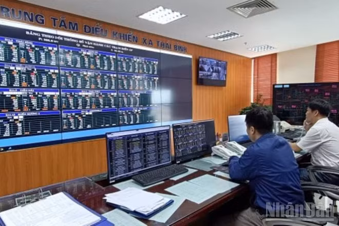 Cán bộ kỹ thuật trực theo dõi tại Trung tâm điều khiển, thuộc Công ty Điện lực Hưng Yên.