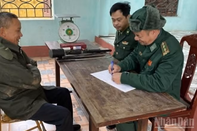 Một công dân tự giác giao nộp công cụ tự chế dịp Tết Nguyên đán cho Bộ đội biên phòng tỉnh Hưng Yên.