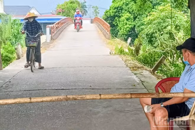 Cầu Đún - cây cầu dân sinh tại tỉnh Hưng Yên vẫn tồn tại thu phí khi lưu thông qua đây.