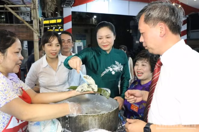 Thưởng thức bánh hú trong Lễ hội văn hóa ẩm thực Vũ Thư, tỉnh Hưng Yên.