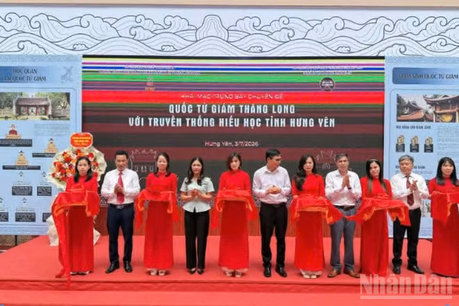 Các đại biểu thực hiện nghi thức cắt băng khai trương.