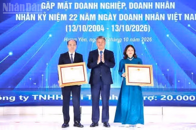 Thừa ủy quyền của Thủ tướng Chính phủ, Chủ tịch Ủy ban nhân dân tỉnh Hưng Yên Nguyễn Mạnh Quyền trao Bằng khen của Thủ tướng Chính phủ cho các tập thể, cá nhân có thành tích tiêu biểu xuất sắc trong kinh doanh, thực hiện tốt trách nhiệm xã hội. (Ảnh: MAI TÚ)