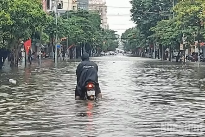 Nhiều tuyến đường ở Hưng Yên mênh mông nước.
