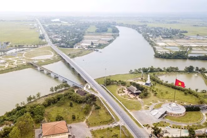Sông Bến Hải-Vĩ tuyến 17, từng là giới tuyến quân sự tạm thời chia cắt đất nước thành hai miền chờ hai năm sau tổng tuyển cử thống nhất.