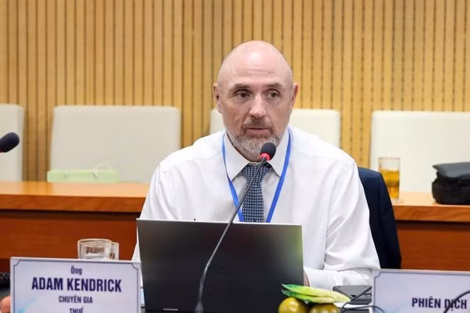 Ông Adam Kendrick, Chuyên gia thuế của ADB.