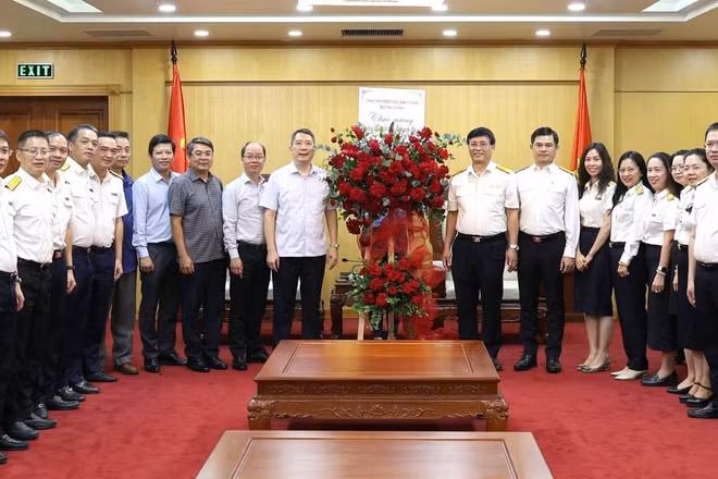 Thứ trưởng Cao Anh Tuấn thay mặt Lãnh đạo Bộ Tài chính tặng lẵng hoa tươi thắm chúc mừng ngành Thuế Việt Nam. (Ảnh: Cục Thuế)