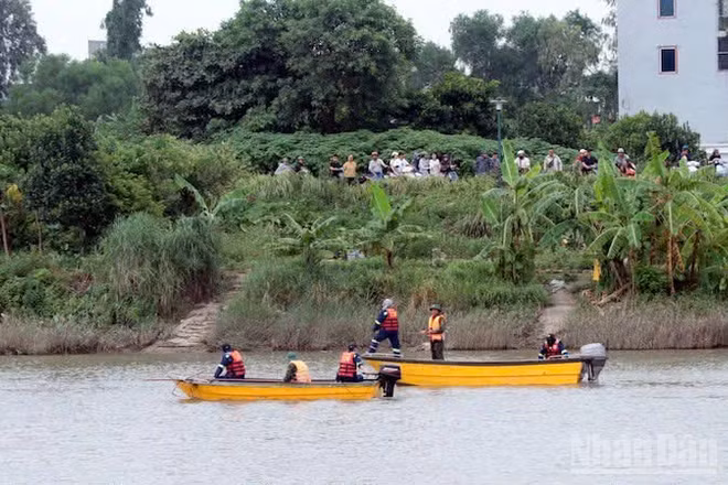 Các lực lượng đã tìm thấy thi thể Thiếu tá Trần Văn Tùng cách hiện trường 350m. (Ảnh: Cộng tác viên)