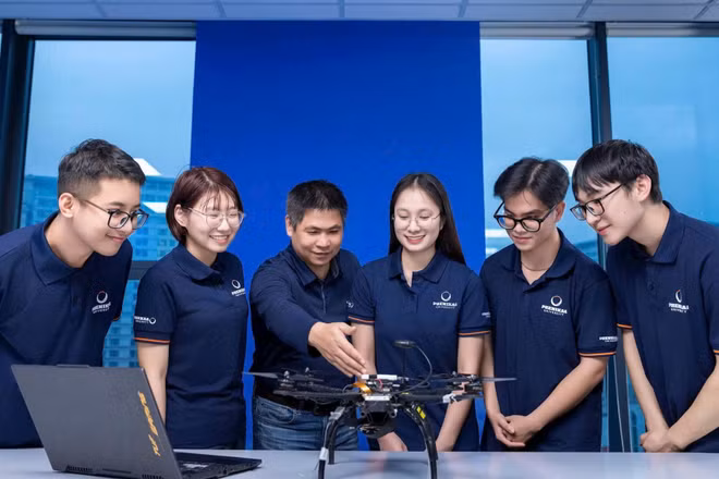 Giảng viên và sinh viên Trường Công nghệ thông tin, Đại học Phenikaa trao đổi, thực hành. (Ảnh: PHƯỚC AN)