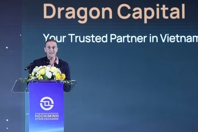 Ông Dominic Scriven chia sẻ tại VLCA 2025. (Ảnh: Lê Toàn)