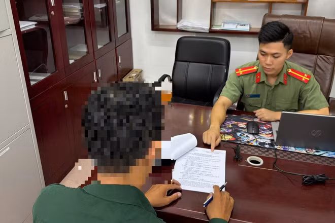 Công an phường Cẩm Phả làm việc với trường hợp đăng tải thông tin sai sự thật trên mạng xã hội. (Ảnh: Công an Quảng Ninh)